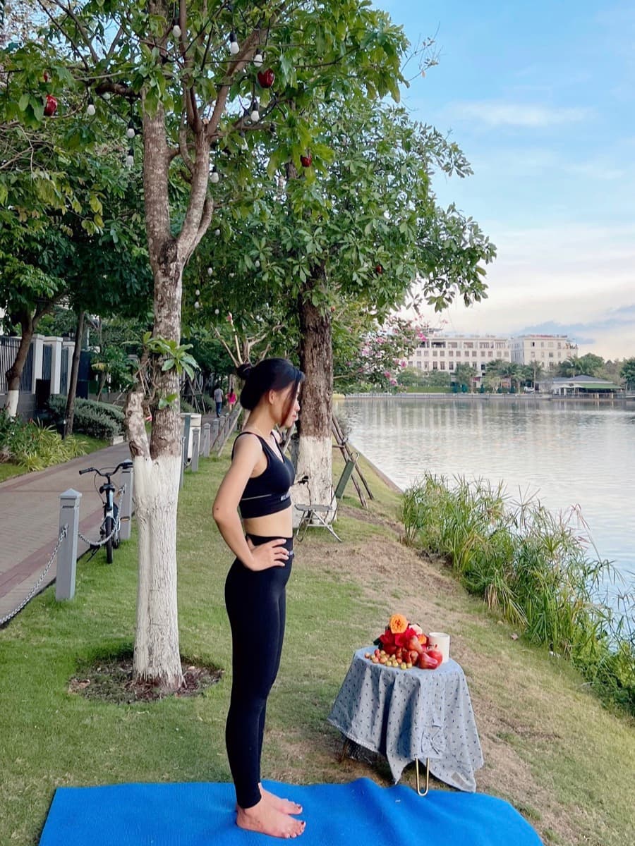 Nguyễn Trà Giang tập yoga bên hồ — TAGA Yoga